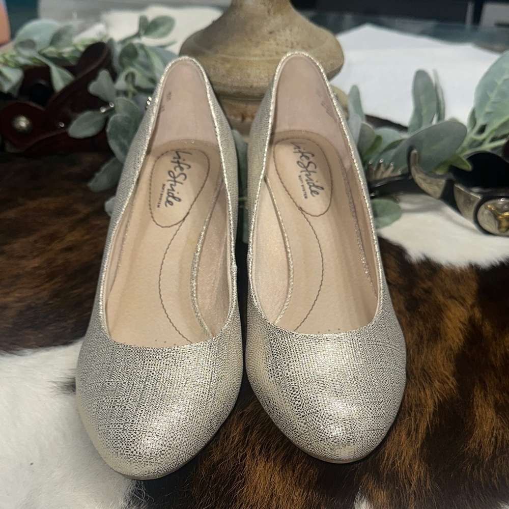 Life Stride Women's Shimmering gold metallic Heels